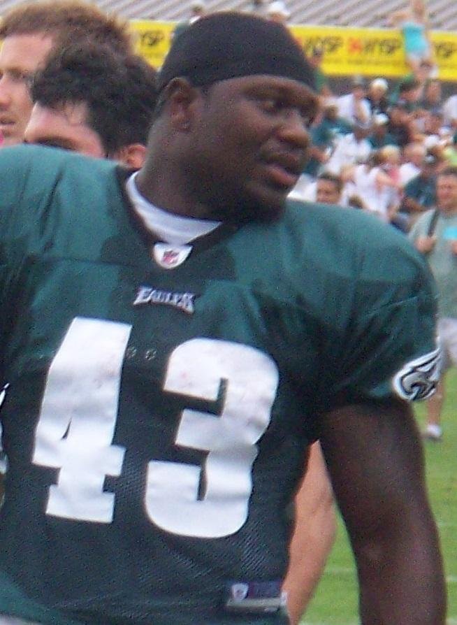 Celebrating a Legacy:⁣ Leonard Weavers Journey from High School to the Pro Bowl