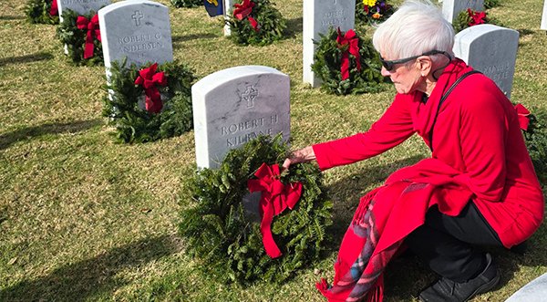 Indian River Colony Club, Volunteers in Motion Group Lay Wreaths at Cape Canaveral National Cemetery