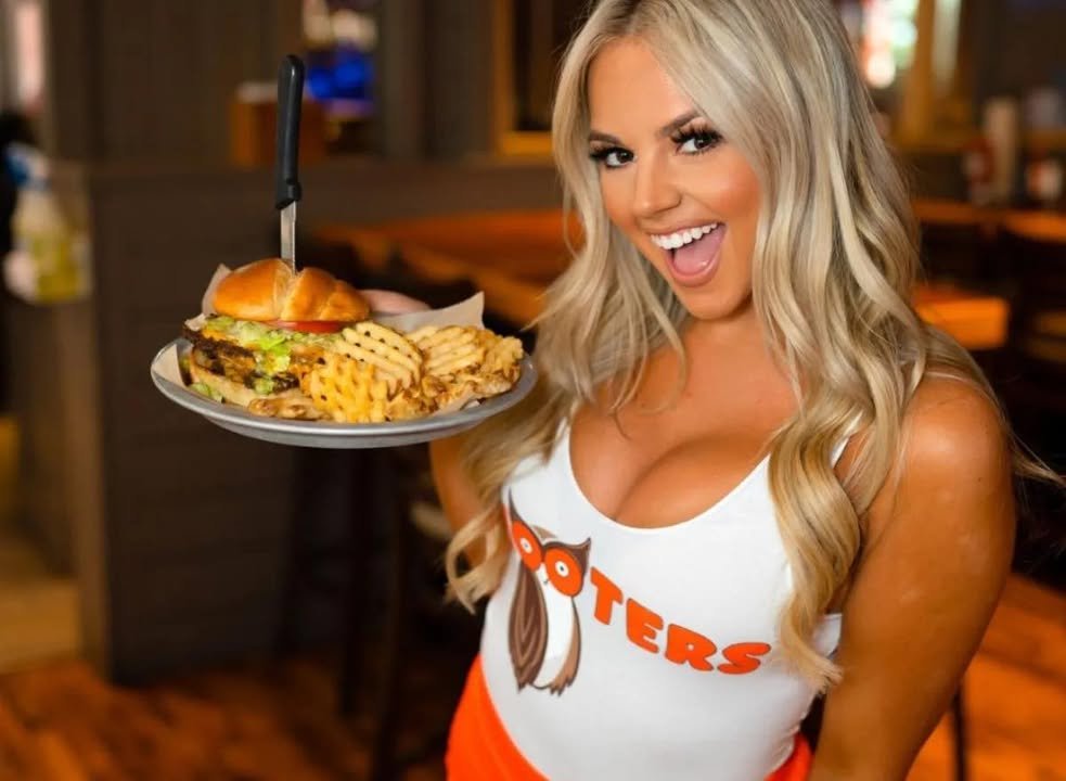 🚨 BREAKING: HOOTERS FACING BANKRUPTCY 🚨 Hooters, the iconic restaurant chain known for its wings, beer, and waitresses...