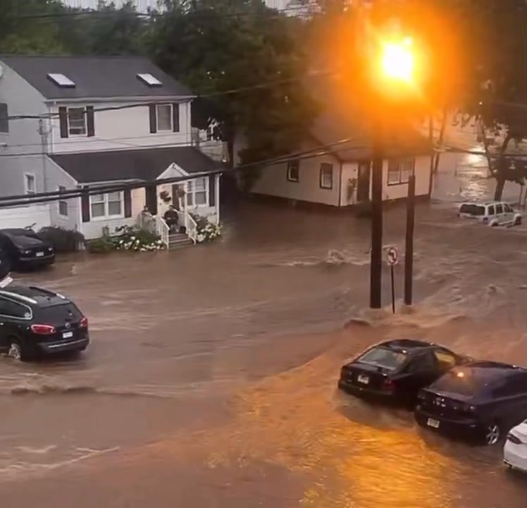 BREAKING: Massive flooding right now in Plainfield, NJ.
