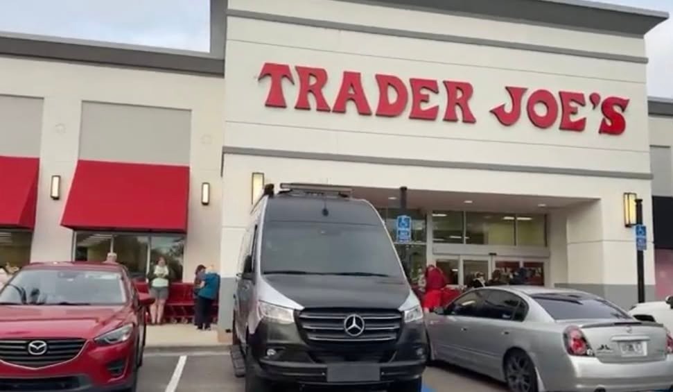 TRADER JOE'S VIERA OFFICIALLY OPEN! (And the line to get in is several hundred deep.