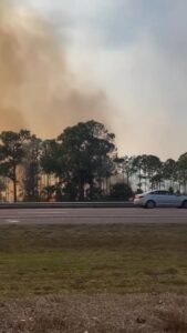 Footage of fire that closed down 95 right before the closure today around 230pm. 📸 Jen Costa