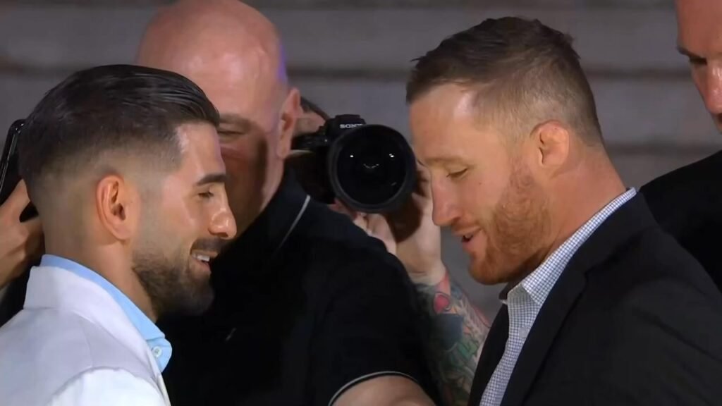 The UFC weigh-in at the Lincoln Memorial tonight ahead of tomorrow’s fight at the White House.